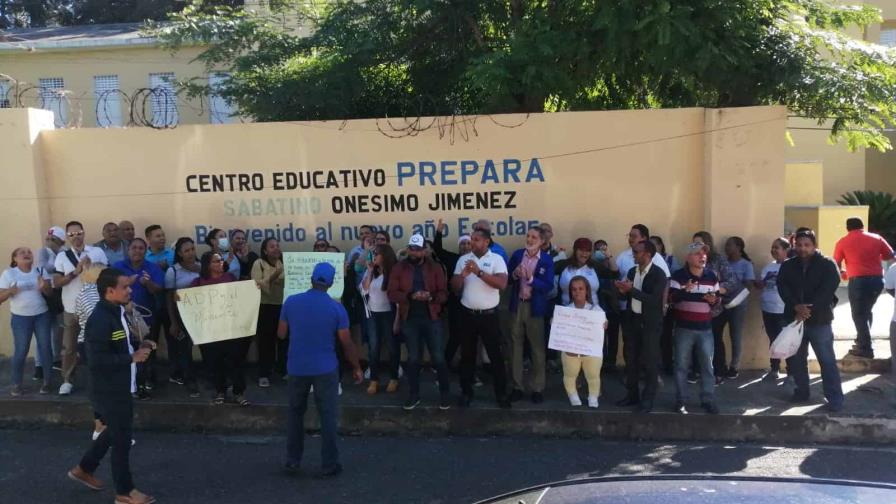 Maestros del programa educativo Prepara protestan en Santiago
