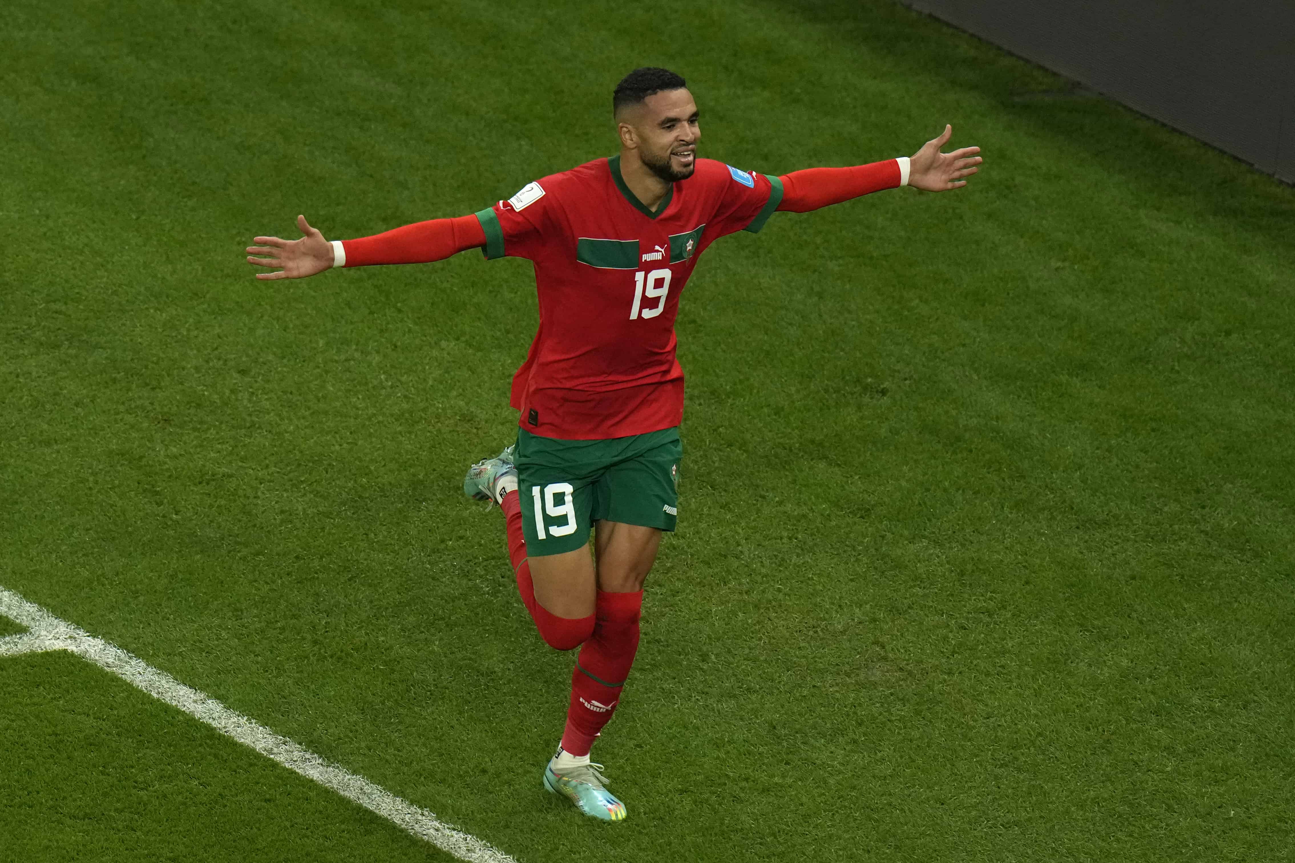 Youssef En-Nesyri de Marruecos celebra después de marcar el primer gol de su equipo durante el partido de cuartos de final de la Copa Mundial de fútbol entre Marruecos y Portugal, en el estadio Al Thumama en Doha, Qatar, el sábado 10 de diciembre de 2022.