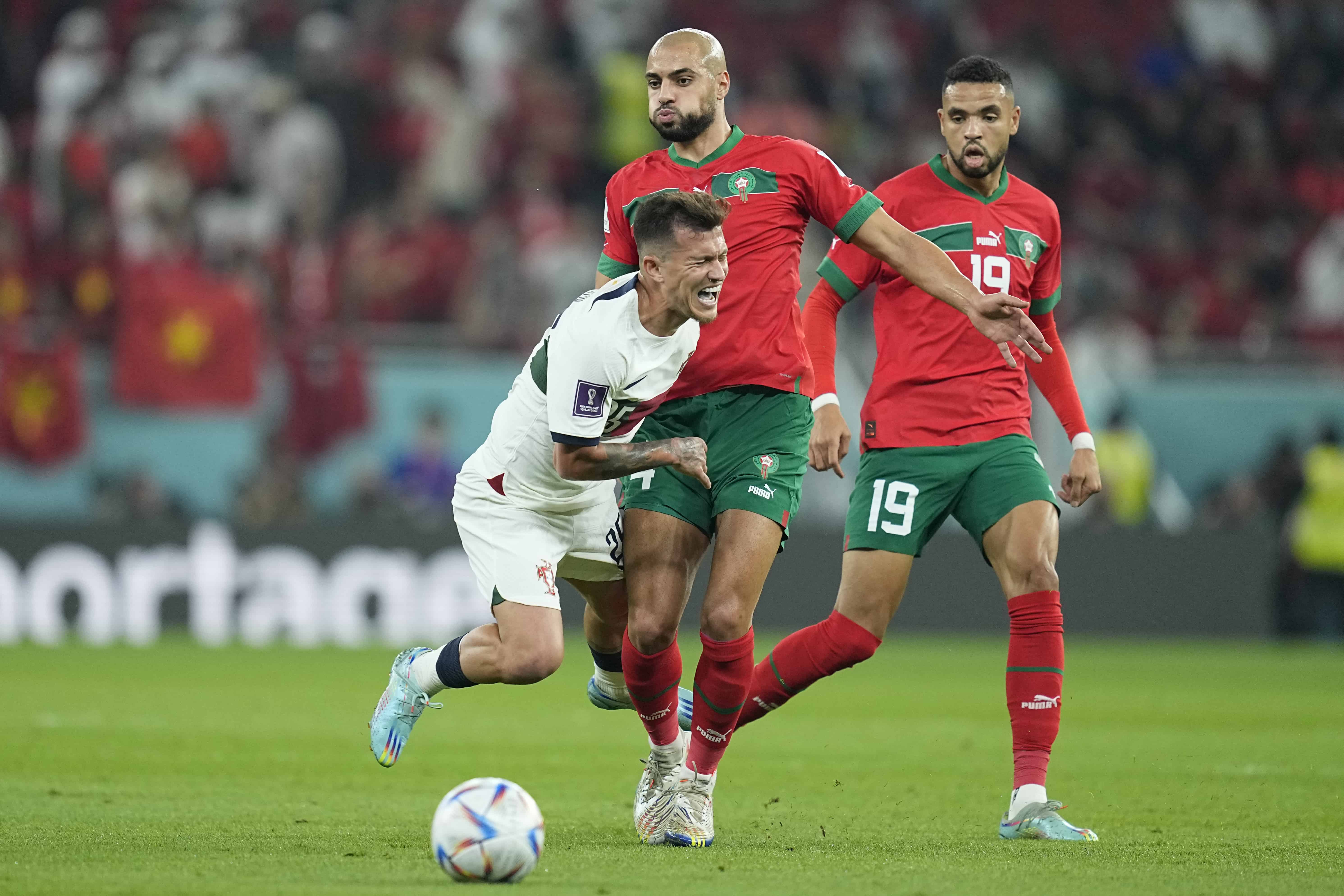 Sofyan Amrabat de Marruecos se enfrenta a Otavio de Portugal durante el partido de fútbol de cuartos de final de la Copa del Mundo entre Marruecos y Portugal, en el estadio Al Thumama en Doha, Qatar, el sábado 10 de diciembre de 2022. 