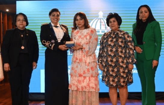 Ministerio de la Mujer condecora a la primera latina en pilotar helicóptero de combate en EEUU