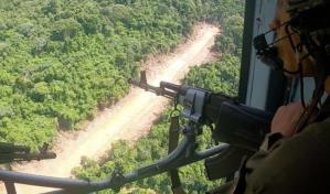 Militares venezolanos destruyen pistas ilegales de aterrizaje en zona minera