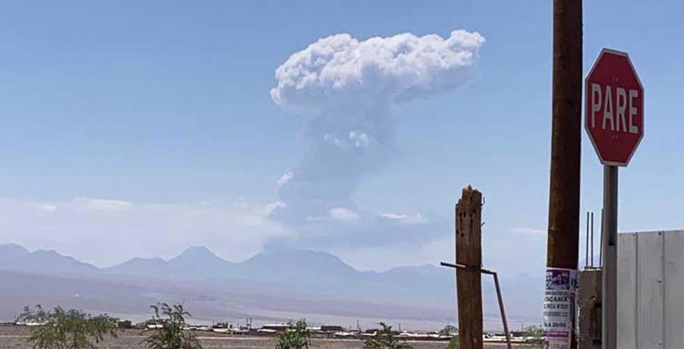 Volcán Láscar al norte de Chile registra pulso eruptivo
