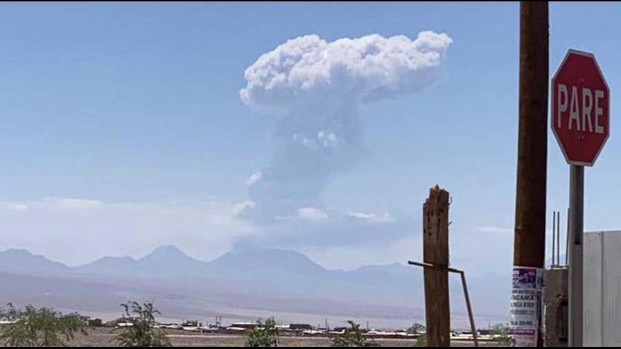 Volcán Láscar al norte de Chile registra pulso eruptivo