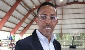 Los restos de Lalo Gómez son velados en la funeraria Blandino