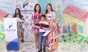 Banreservas premia a niños ganadores del Concurso de Pintura Infantil Navideño