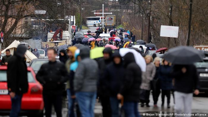 Fin de semana de tensiones en el norte de Kosovo por barricadas serbias