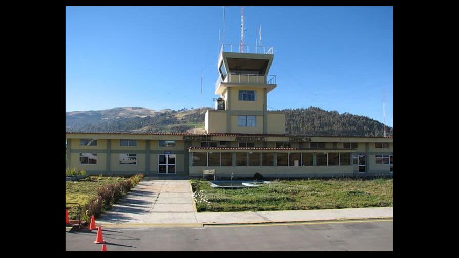 Autoridades peruanas cierran aeropuerto surandino por protestas