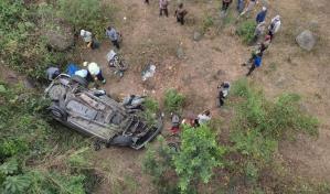 Dos migrantes muertos y 20 heridos deja volcadura en el este de México