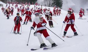 Santa Clauses esquían por una montaña en evento caritativo