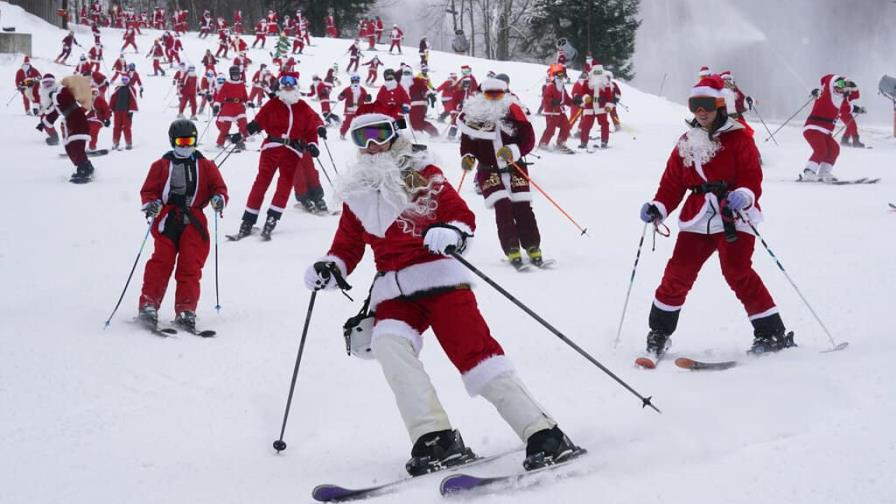 Santa Clauses esquían por una montaña en evento caritativo