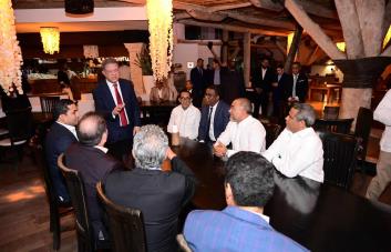 Leonel Fernández comparte con empresarios en cóctel navideño