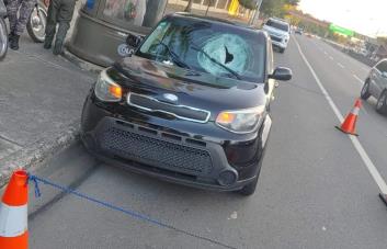 Policía acusa a indigente de lanzar piedra mató conductor y lo busca para someterlo