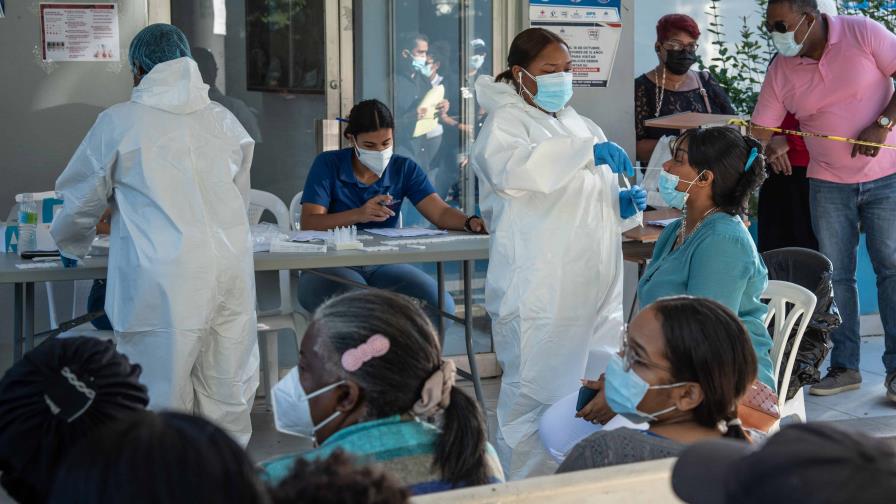 Hay 73 pacientes internos y 2,553 casos activos de COVID-19; la positividad diaria continúa elevándose