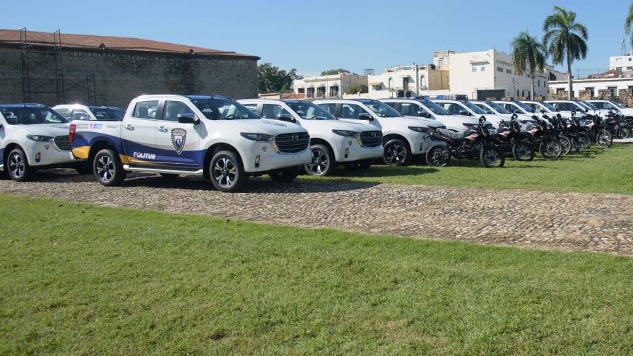Presidente Luis Abinader entregó a la Policía Turística 35 camionetas y 30 motocicletas Presidente Luis Abinader entregó a la Policía Turística 35 camionetas y 30 motocicletas