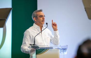 Abinader pensiona a 96 empleados de salud con hasta RD$191 mil