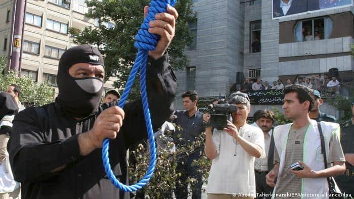 Irán ejecuta en público a un segundo manifestante por participar en protestas