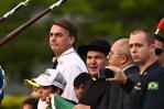 Bolsonaro alienta a seguidores en día que Lula recibe el título de presidente