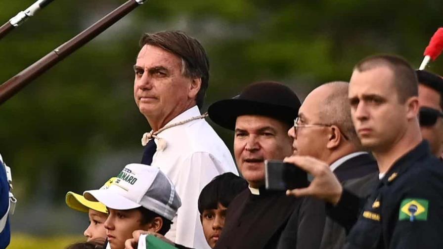 Bolsonaro alienta a seguidores en día que Lula recibe el título de presidente