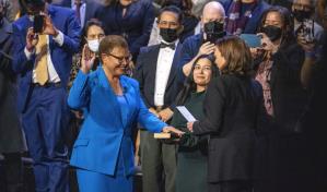 Karen Bass asume el puesto de alcaldesa de Los Ángeles