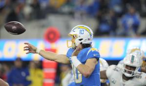 Herbert lidera a los Chargers ante los Dolphins