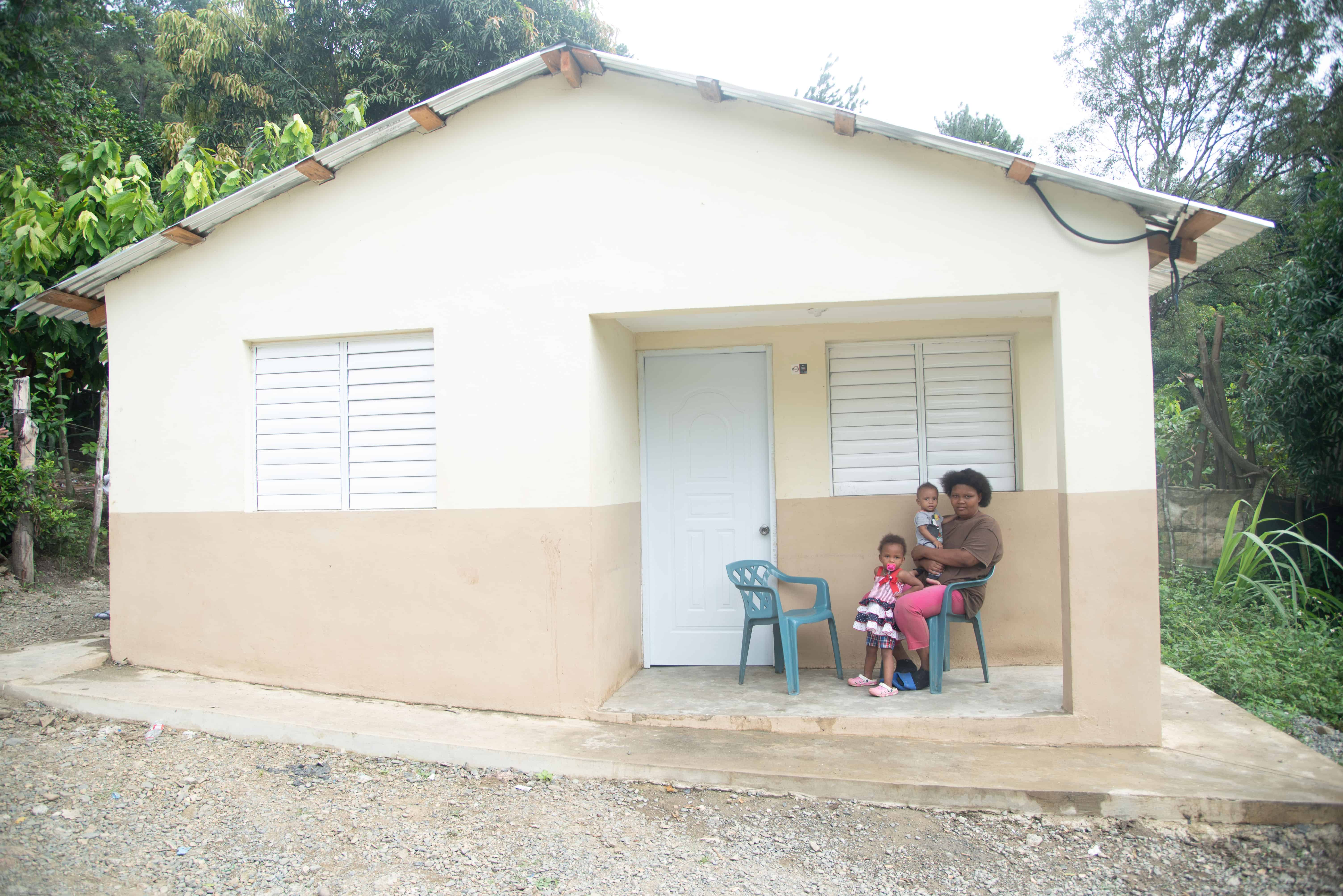 María y sus hijos en su nueva casa.