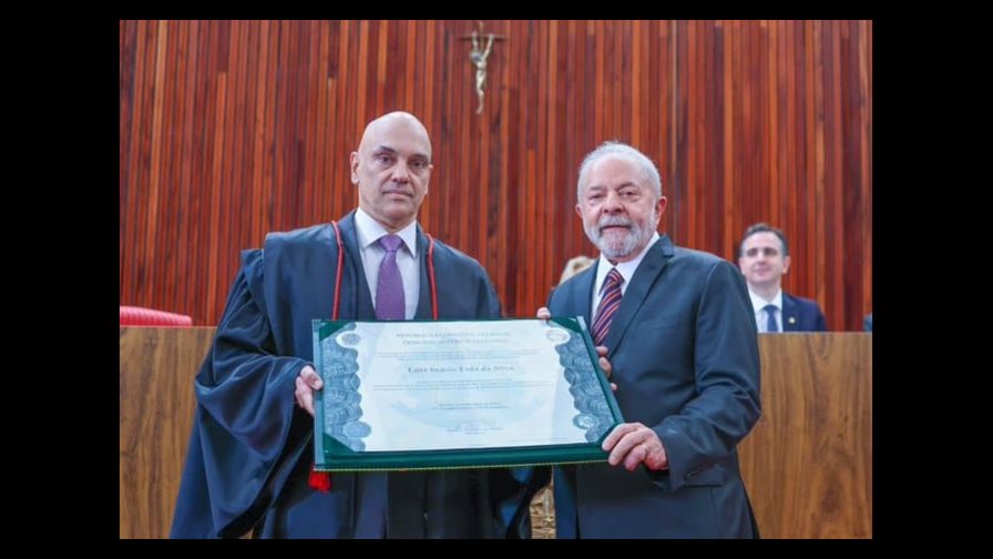 Lula reivindica la democracia entre lágrimas al recibir diploma de presidente