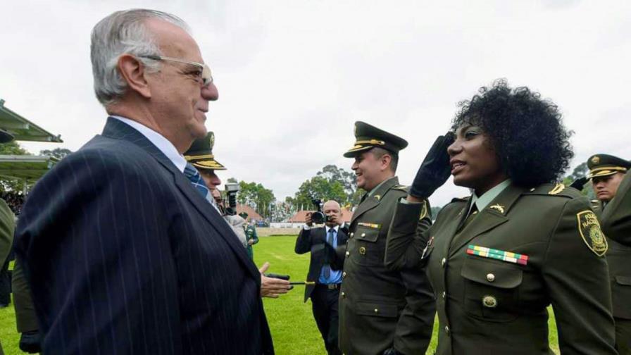 Afrocolombiana luce por primera vez su pelo afro en ceremonia de Policía
