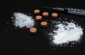 Condenan a hombre en Florida a 10 años por enviarse a sí mismo metanfetamina