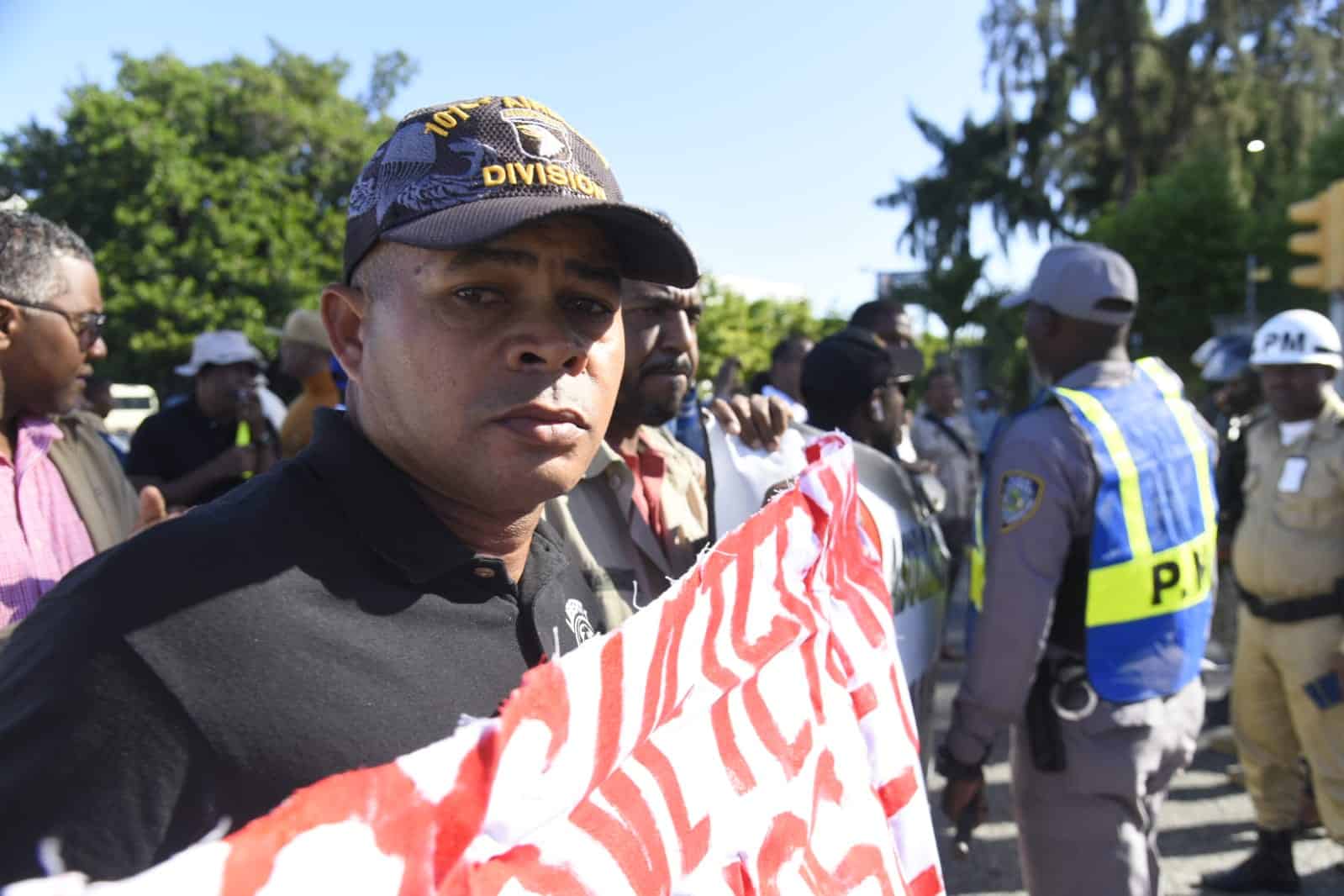 Los veteranos exigen frente al Ministerio de Defensa el pago de los viáticos.