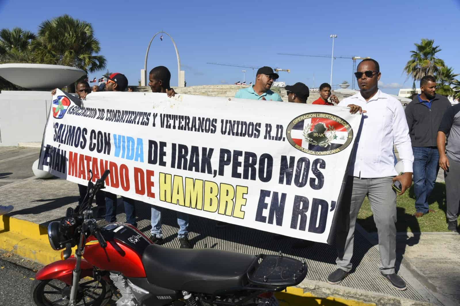 Los veteranos cargaban carteles y banderas en mano durante la protesta.