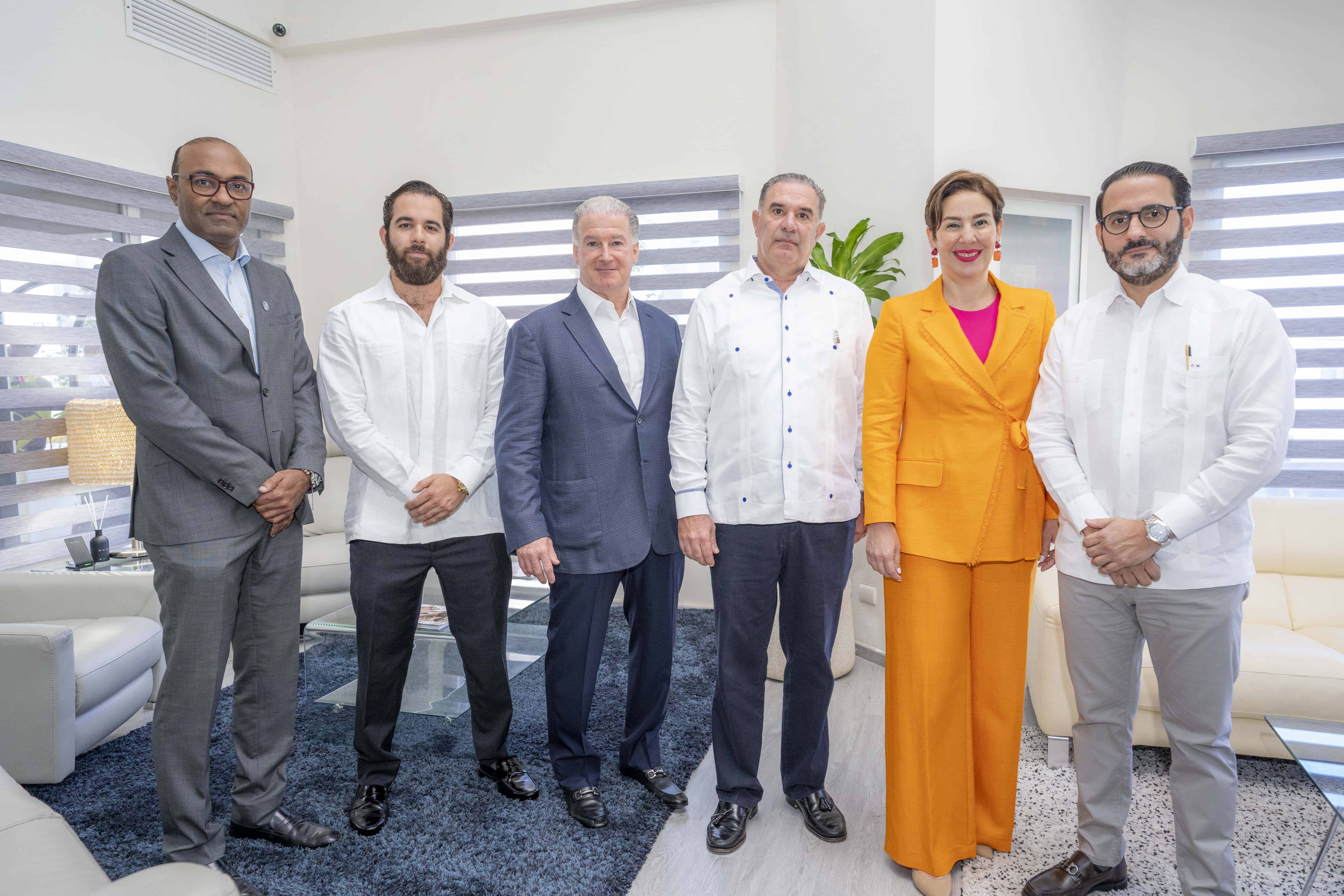 Danilo Rosario, Sebastian Yapor, Greg Evans, Antonio Yapor, Mónika Infante y Carlos Núñez.