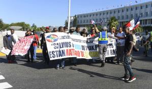 Veteranos que fueron a Irak protestan por sus viáticos frente al Ministerio de Defensa