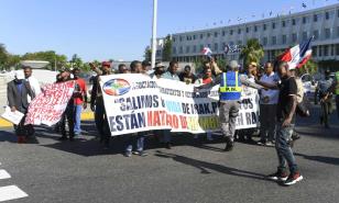 Veteranos que fueron a Irak protestan por sus viáticos frente al Ministerio de Defensa