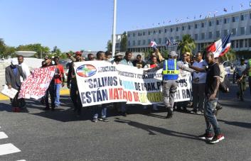 Veteranos que fueron a Irak protestan por sus viáticos frente al Ministerio de Defensa