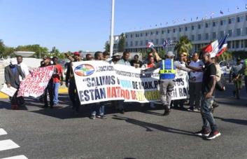 Veteranos se retiran de protesta tras promesa de pago de viáticos del Ministerio de Defensa