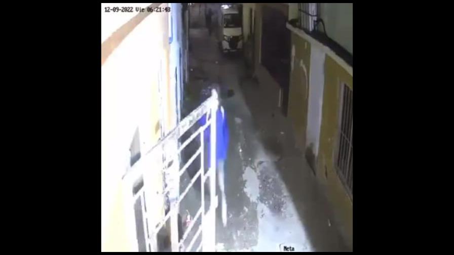 Asaltantes despojan de su cartera a una mujer en Los Guandules