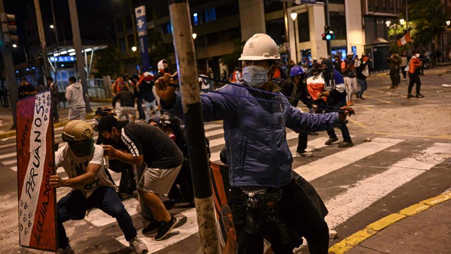 Dimiten los ministros de Educación y de Cultura de Perú en protesta por la muerte de manifestantes