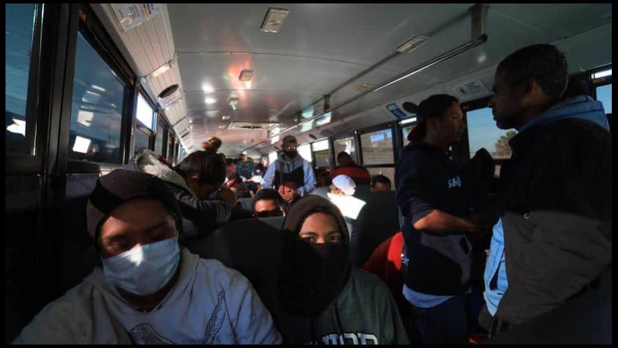 Migrantes que fueron secuestrados se entregan a autoridades estadounidenses Migrantes que fueron secuestrados se entregan a autoridades estadounidenses