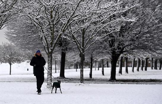 Una fuerte nevada en el Reino Unido causa alteración en el transporte