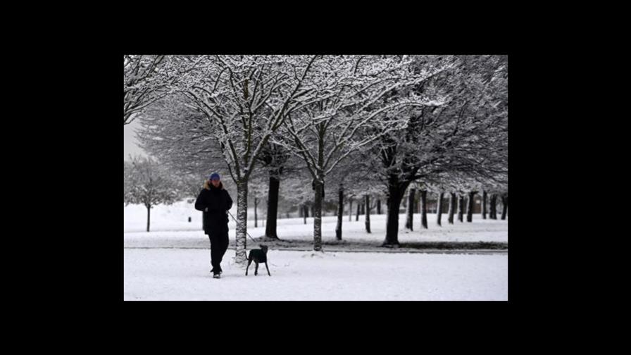 Una fuerte nevada en el Reino Unido causa alteración en el transporte