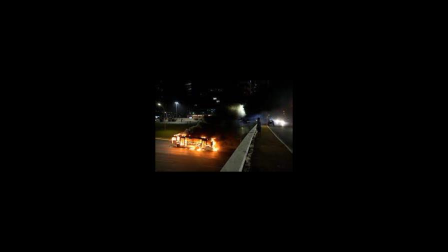 Simpatizantes de Bolsonaro chocan con la policía en Brasilia