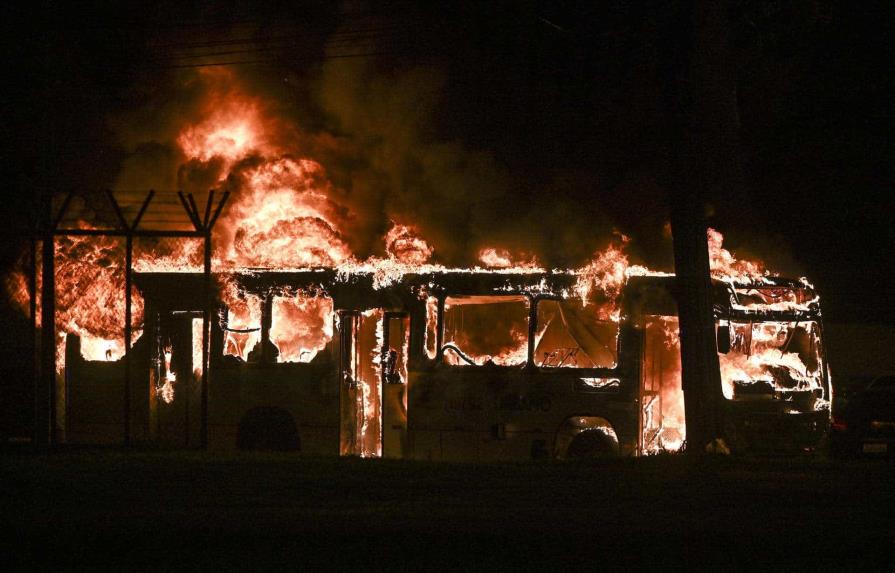 Bolsonaristas incendian vehículos y causan disturbios en Brasilia