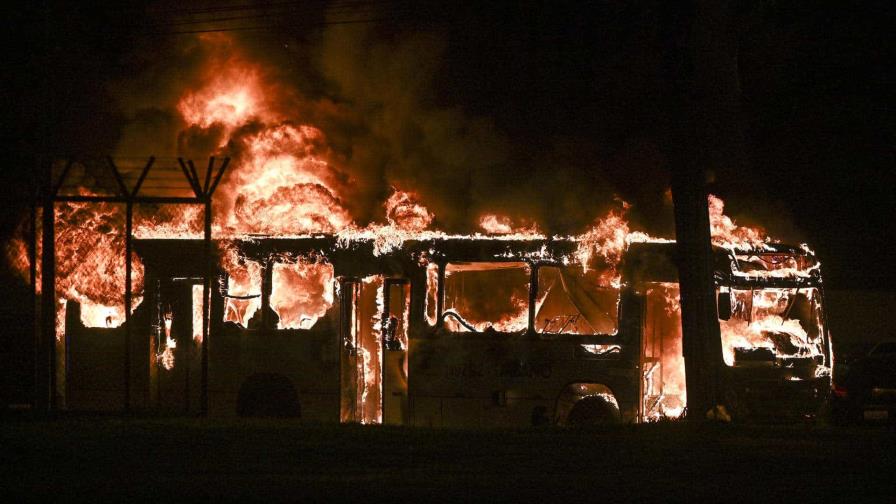 Bolsonaristas incendian vehículos y causan disturbios en Brasilia