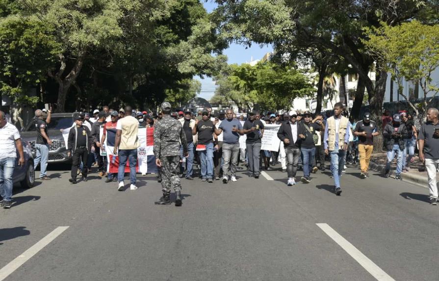 Pensionados de la Policía realizan última protesta del año sin ninguna solución