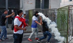 Manifestantes antigubernamentales en Lima atacan dos canales de televisión