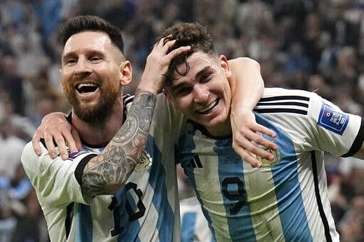 Álvarez revoluciona a Argentina rumbo a otra final