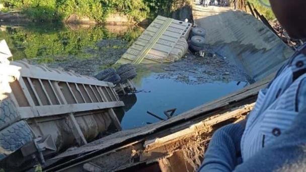 Colapsa puente en San Pedro de Macorís mientras cruzaba una patana