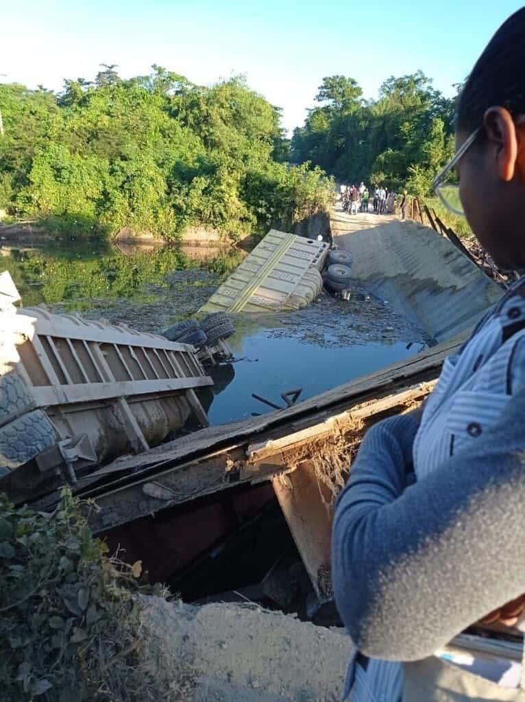 Colapsa puente en San Pedro de Macorís mientras cruzaba una patana
