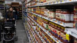 Multitud acude a supermercado gratuito patrocinado por una App de apuestas en Nueva York