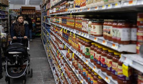 Multitud acude a supermercado gratuito patrocinado por una App de apuestas en Nueva York